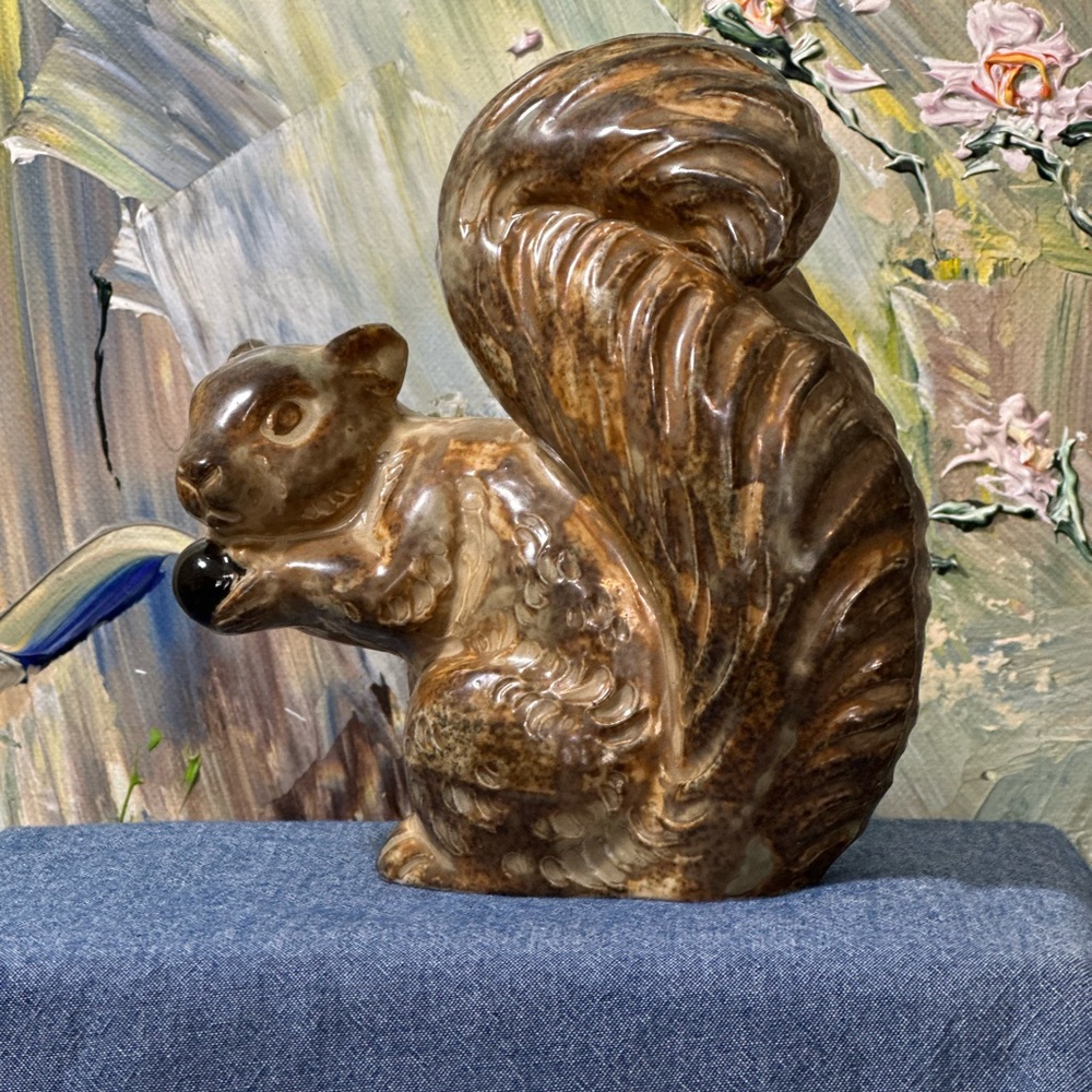 Ceramic Squirrel holding nut, Vintage. Made in Japan. - Picture 5 of 9